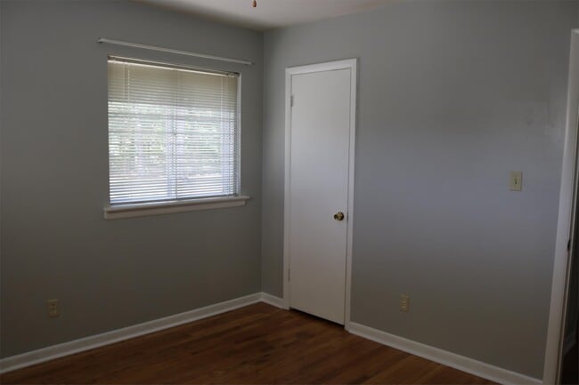 Building Photo - 1115 Cranbrook Dr