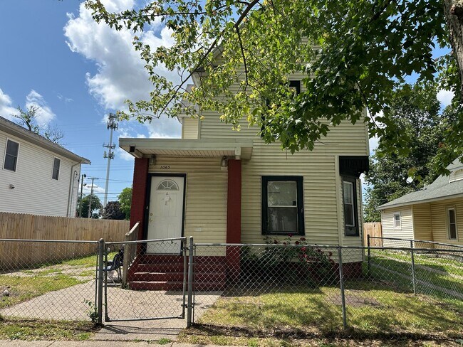 Primary Photo - 1065 Caulfield Ave SW