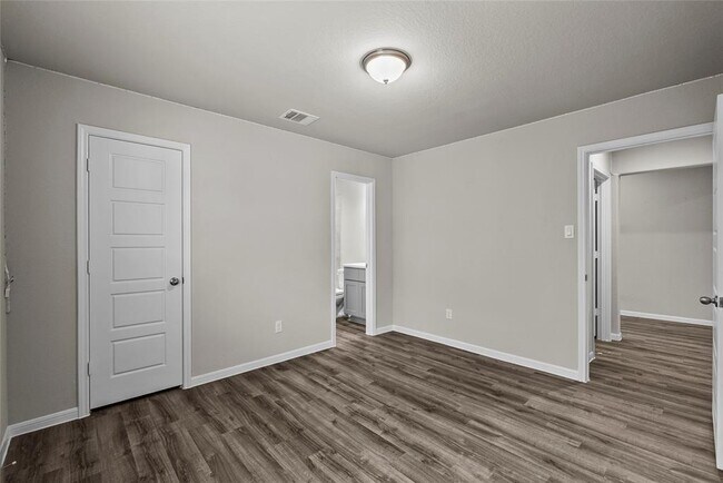 Building Photo - 4302 Fenwick Rd