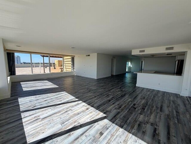 Building Photo - 2000 NE 135th St