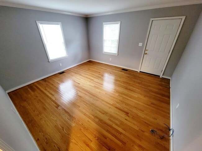 Building Photo - Your Cozy New Home Awaits in Burlington!
