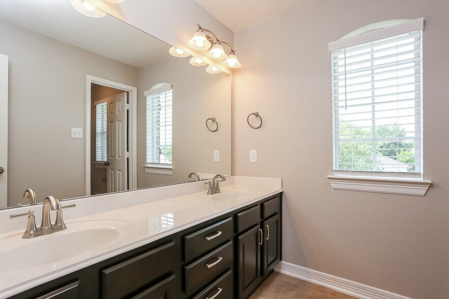 Building Photo - 8402 Oak Knot Dr