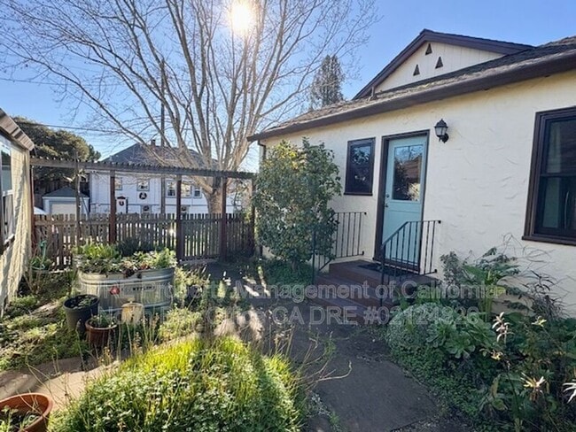 Building Photo - 400 Upham St