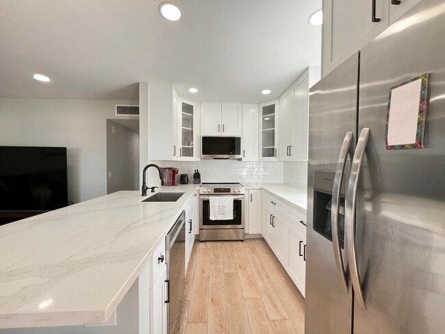 Building Photo - 698 Normandy Ln