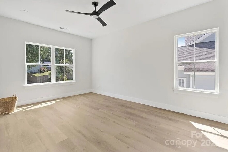 Building Photo - 3127 Columbus Cir