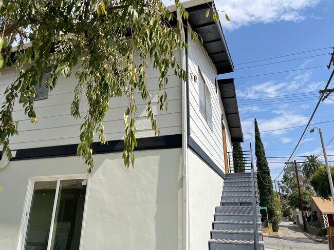 Building Photo - 1385 N Marengo Ave