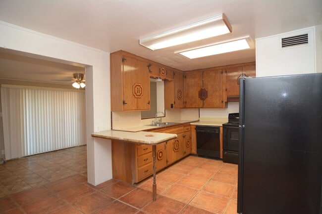 Building Photo - Charming 3 Bedroom 2 Bath House Plus Bonus...