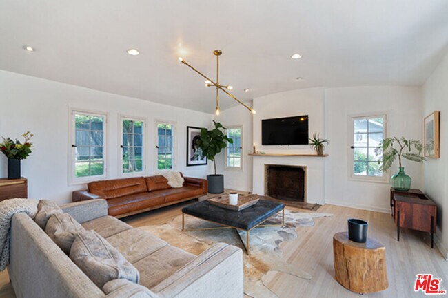 Building Photo - 6402 Ivarene Ave