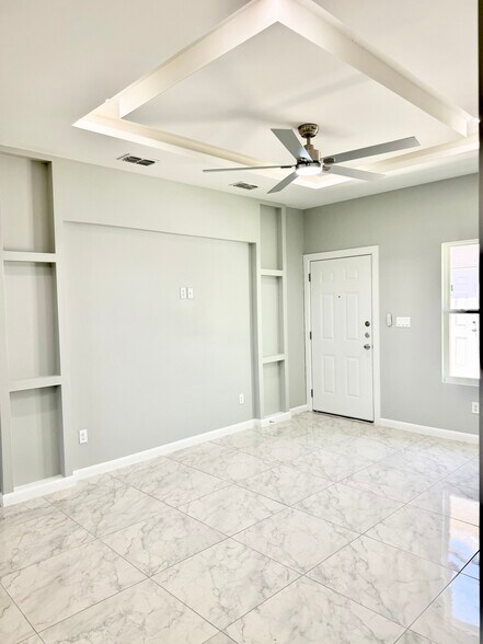 Spacious livingroom - 2108 E Viviana St