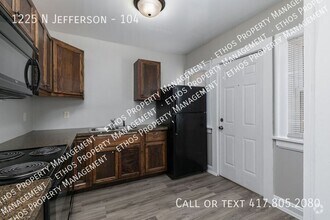 Building Photo - 1225 N Jefferson-104