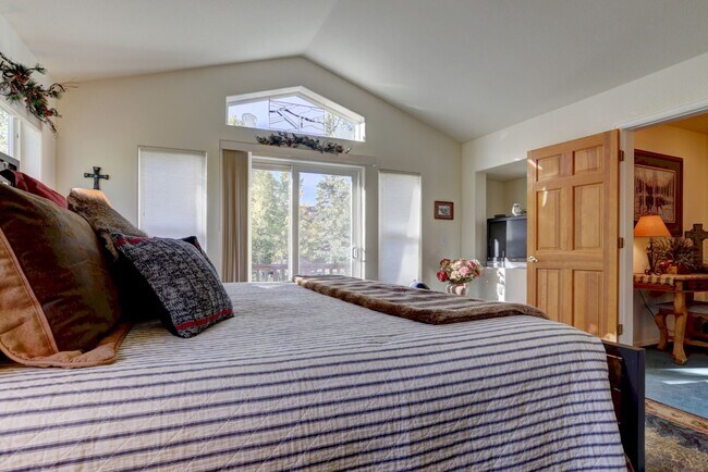 Building Photo - WINTER RENTAL 4BDR 3BA WILDERNEST NOV 1 20...