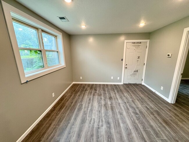 Building Photo - Newly Renovated 1 Bed / 1 Bath in Central ...