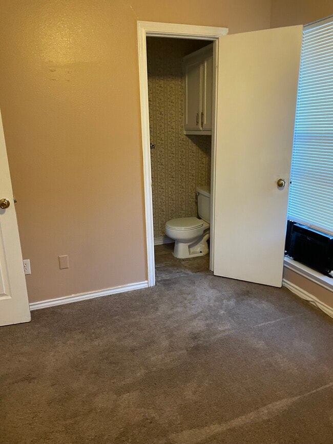 Building Photo - 1408 Bluffview Dr