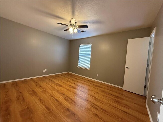 Building Photo - 350 E Margaret Pl