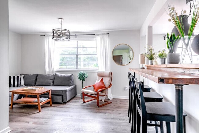 Building Photo - 605 Dennison Ave