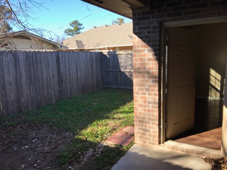 Building Photo - 4241 Castlegate Dr