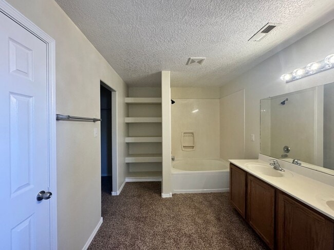 Building Photo - 3 bed 2 bath home in Huning Ranch