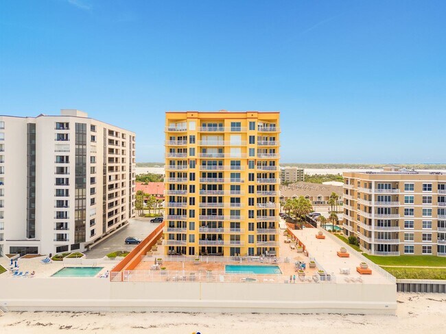 Building Photo - Breathtaking 3 Bedroom Daytona Beach Shore...