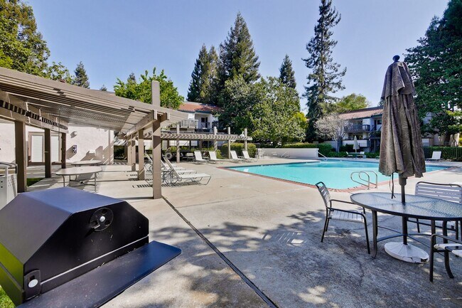 Building Photo - Recently upgraded Condo in a highly desirable location in Sunnyvale.