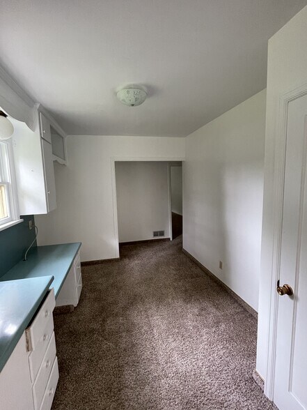 Upstairs breezeway/hallway (117 sf) - 206 N 200 E
