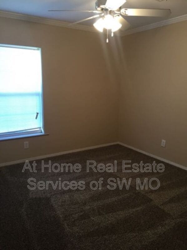 Building Photo - 503 W Warren Ave