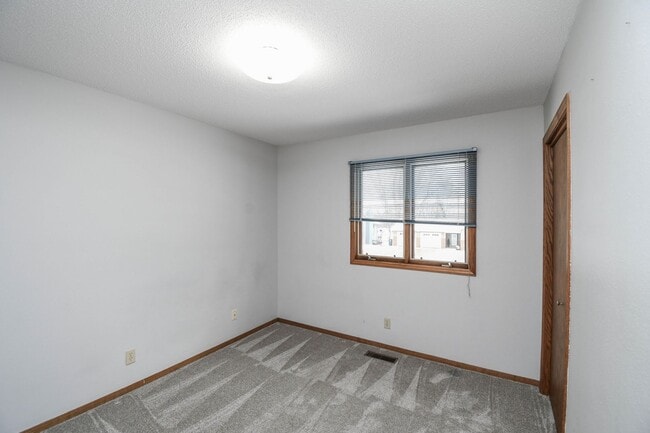 Building Photo - Spacious 5-Bedroom Split-Level in Southwest Sioux Falls with 4-Season Room & Fenced Yard!