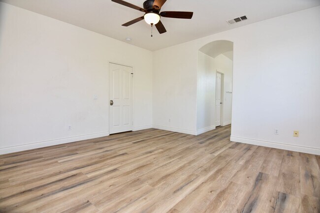 Building Photo - AVAILABLE NOW: 4 Bd/3Ba in Great Oak Schoo...