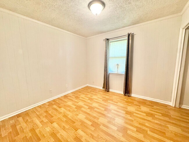 Building Photo - Home located on cul de sac
