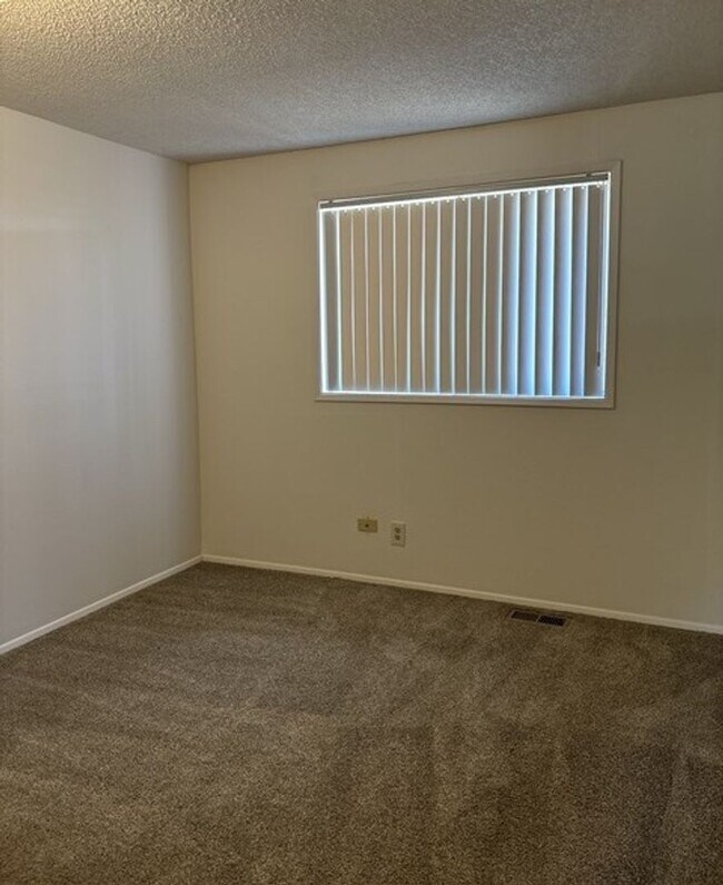 Building Photo - 966 Royalty Dr NE
