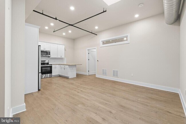 Building Photo - 30 W Broad St