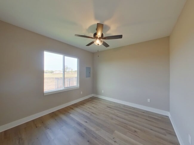 Building Photo - 4-bedroom Wichita Townhome