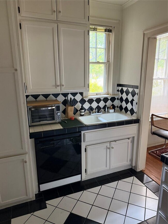 Building Photo - 1417 W Lynn St