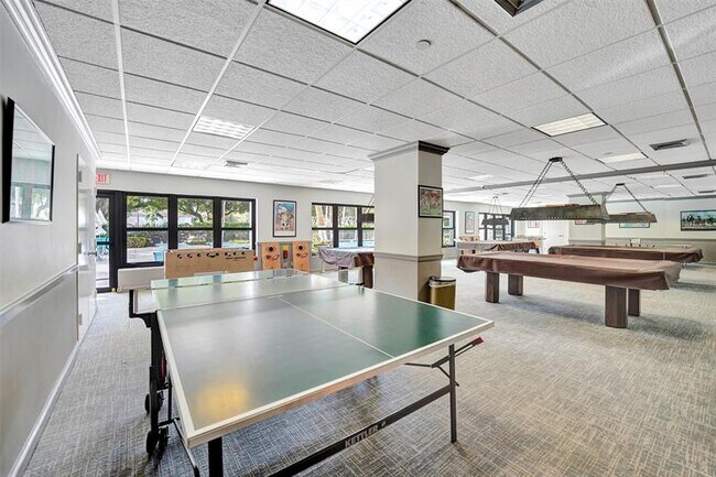 Building Photo - 3200 Port Royale Dr N