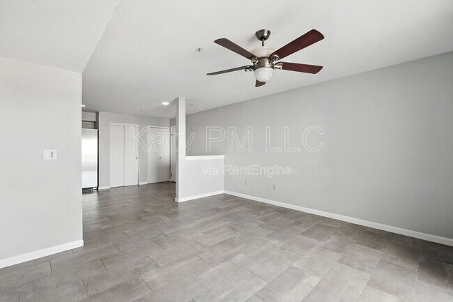 Building Photo - 1005 E 8th St