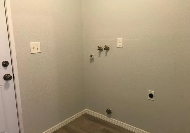 Building Photo - Close to freeway and shopping