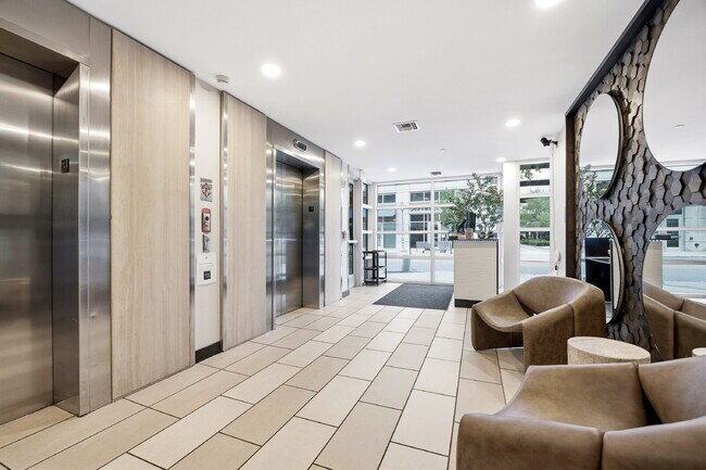 Building Photo - "Experience Urban Elegance: Spacious 2BR/2BA Condo in the Heart of Tampa!"