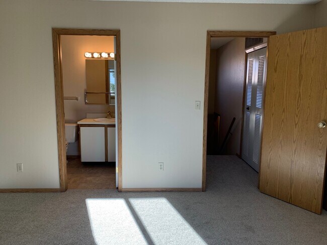Building Photo - Beautiful Townhome in Colorado Spings