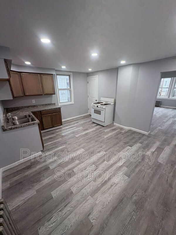 Building Photo - 461 Madison St