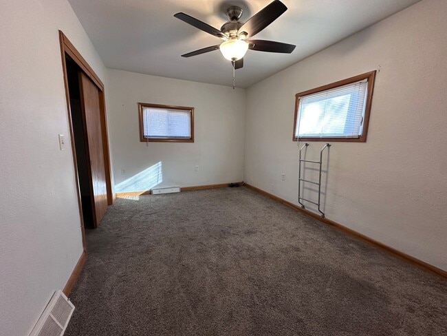 Building Photo - 2 Bedroom house with 1 car attached garage $795per month