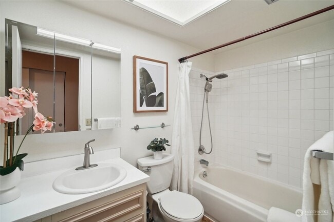 Building Photo - Spacious 3 Bedroom Home In Mountlake Terra...