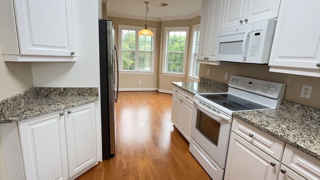 Building Photo - Second Floor Flat with 3 BR/ 3 BA and a 2 ...