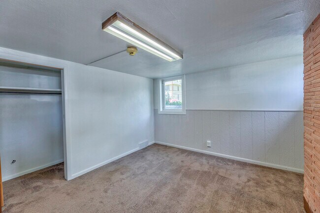 Building Photo - Duplex Fremont St