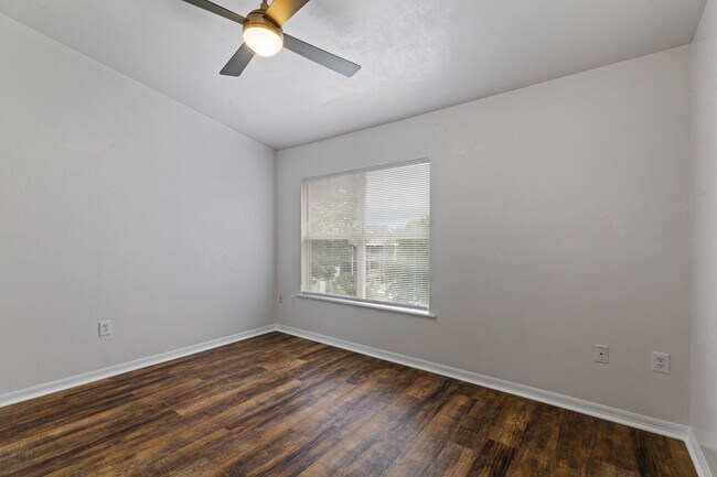 Building Photo - 6519 W Newberry Rd