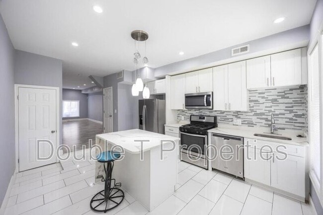 Building Photo - 10 N Ellwood Ave