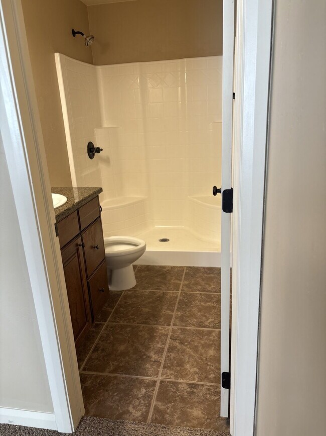 Building Photo - "Charming 3-Bed Townhouse in Cedar City – Spacious 1365 Sq Ft with 2.5 Baths!"