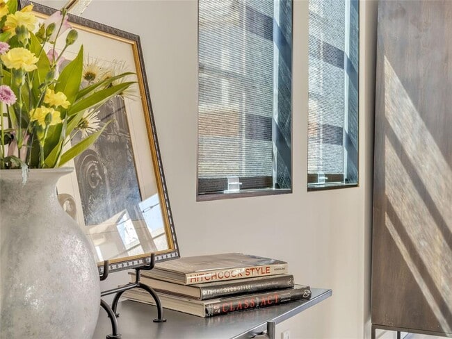 Building Photo - 1229 N Dewey Ave