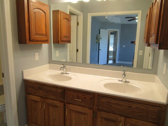 Building Photo - 601 Brushwood Dr