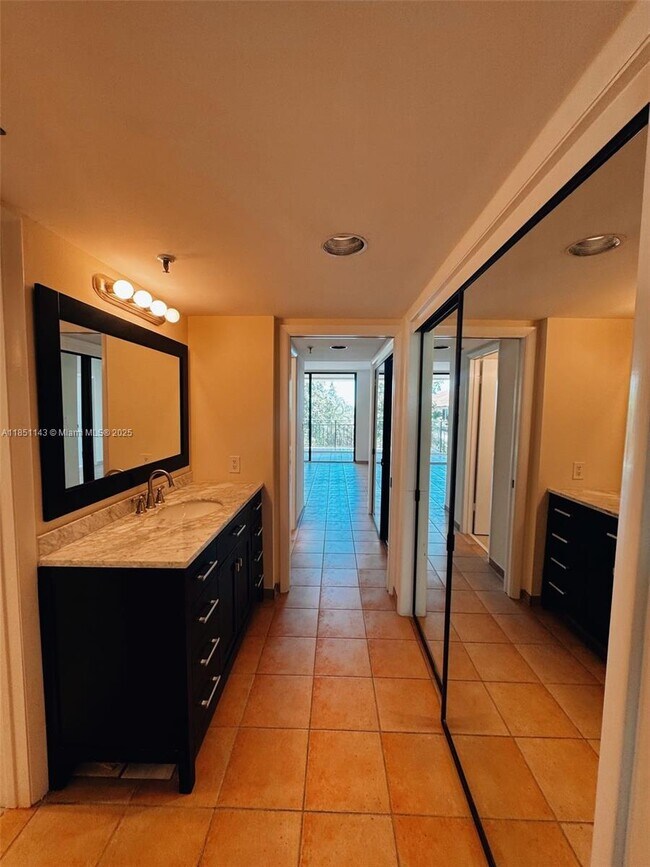 Building Photo - 1632 S Bayshore Ct
