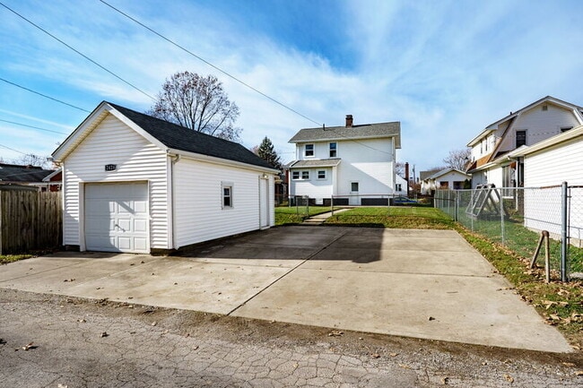 Building Photo - 2824 Dwight Ave