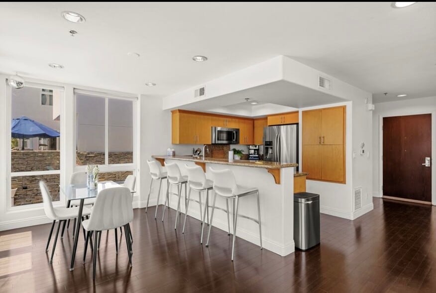 Building Photo - 924 Hornblend St